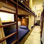 Maple Social Hubz-Hostel