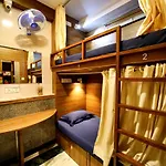 Maple Social Hubz-Hostel