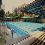 Home2 Renaissance Club