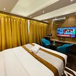 Home2 Renaissance Club