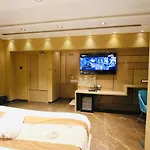 Home2 Renaissance Club