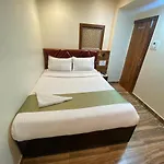 Deluxe Inn - Near Kokilaben Dhirubhai Ambani Hospital