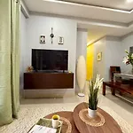 Apartment Modern 2 Bedroom Bandra Trendy Location *
