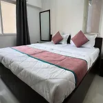 Pinaki Comfort Malad - Near Nesco & Oberoi Mall Hotel 3*