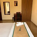 Pinaki Comfort Malad - Near Nesco & Oberoi Mall Hotel