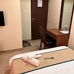 Pinaki Comfort Malad - Near Nesco & Oberoi Mall Hotel 3*