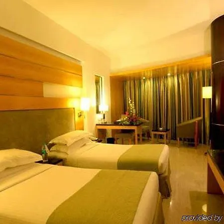 Hotel Peninsula Grand 4*