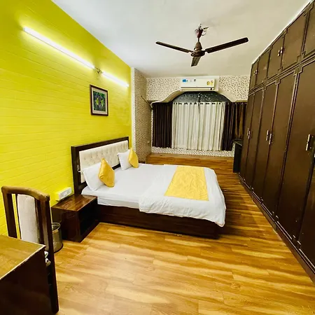 Urban And Suites, Service In Goregaon Homestay