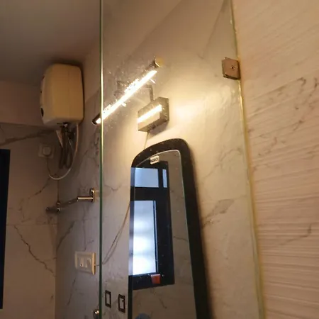 Lakefront Lounge-luxe 1bhk With 2 Baths-2bed Mumbai