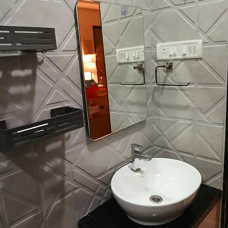 Lakefront Lounge-luxe 1bhk With 2 Baths-2bed Mumbai