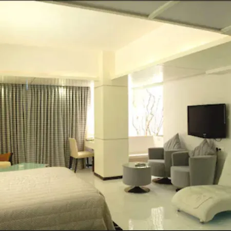 Hotel Peninsula Grand 4*