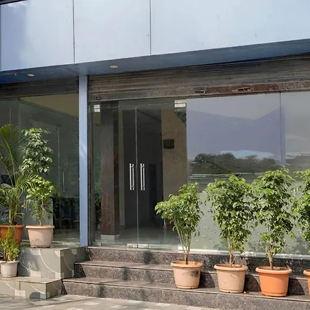 Hotel Townhouse Lbs Road Bkc Formerly Royal Palace