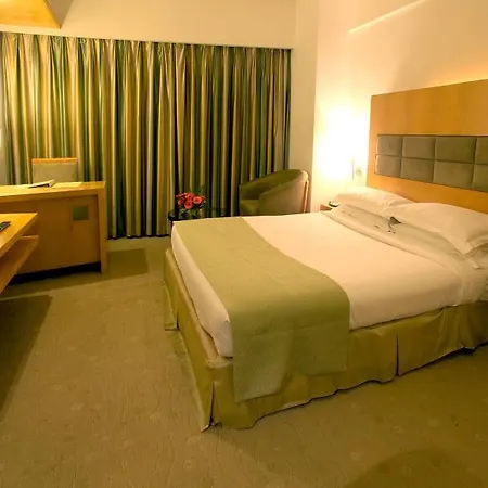 Peninsula Grand Hotel 4*