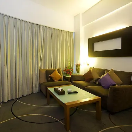 Peninsula Grand Hotel 4*