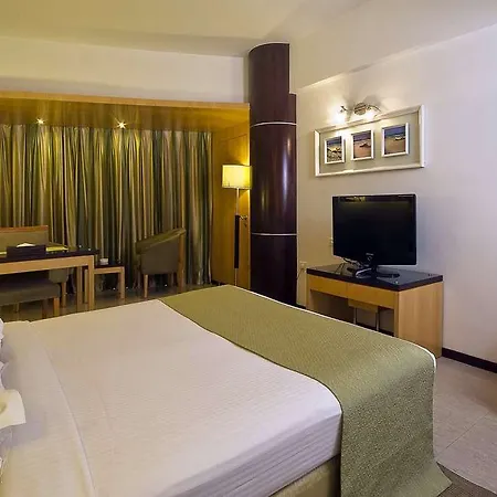 Peninsula Grand Hotel 4*