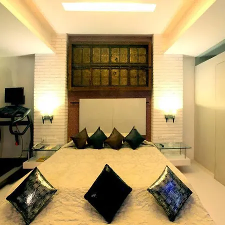 Hotel Peninsula Grand 4*