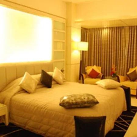 Hotel Peninsula Grand 4*