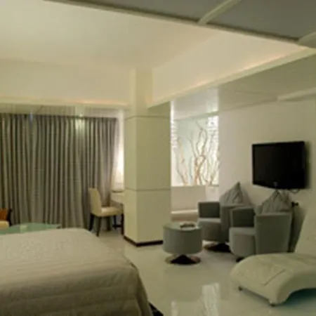 Peninsula Grand Hotel 4*
