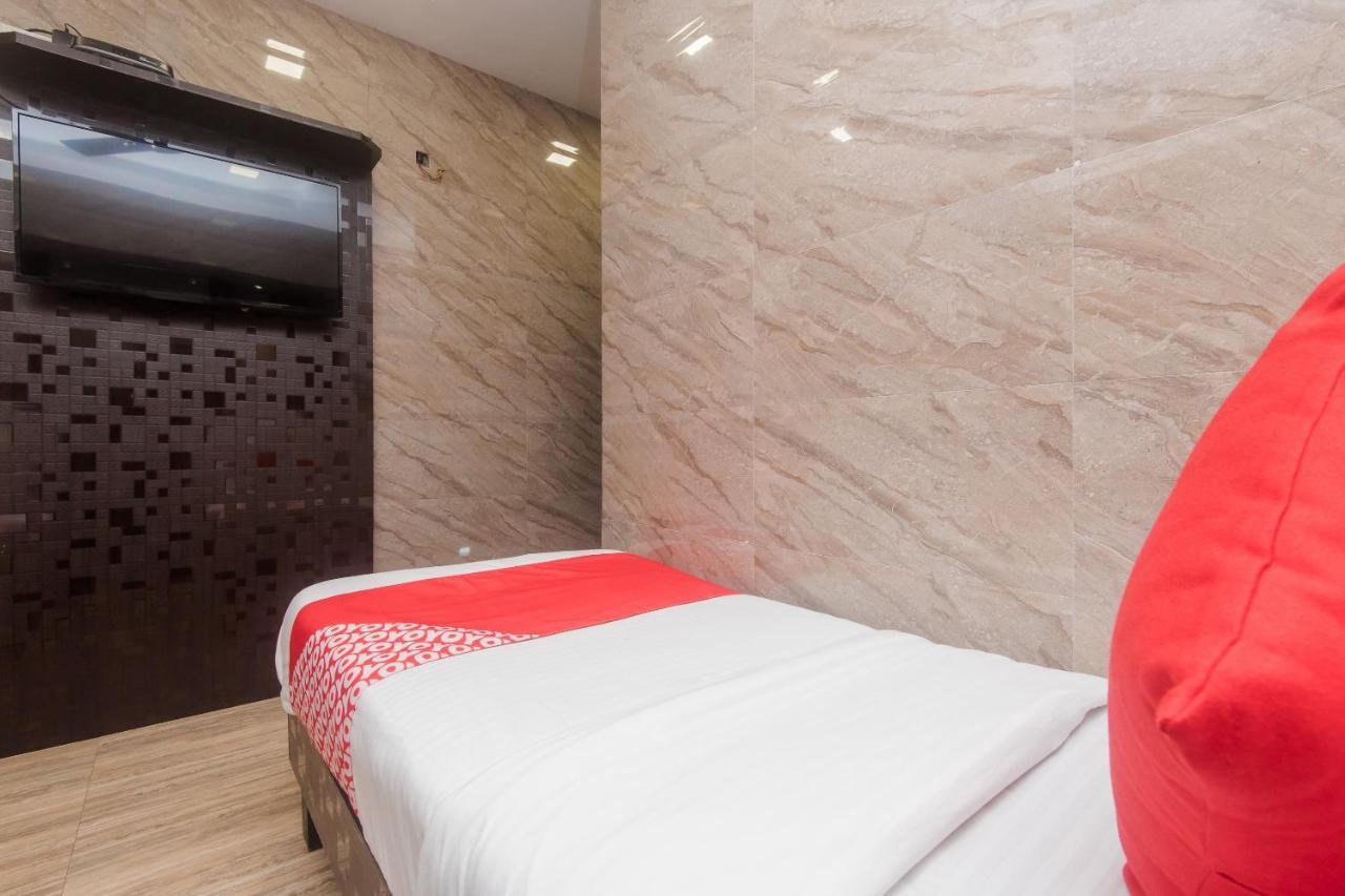 Vaccinated Staff - Oyo 22055 Dadar Residency Hotel 3*