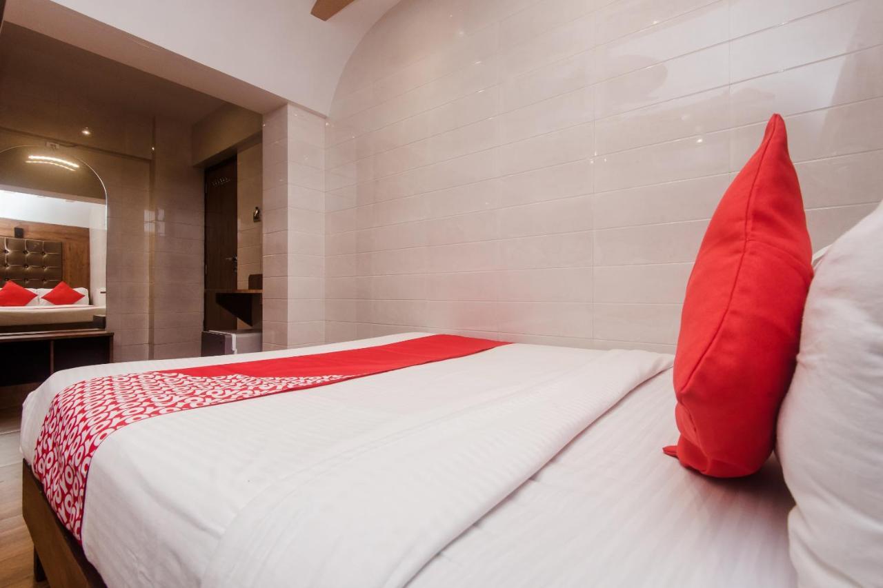 Vaccinated Staff - Oyo 22055 Dadar Residency Mumbai