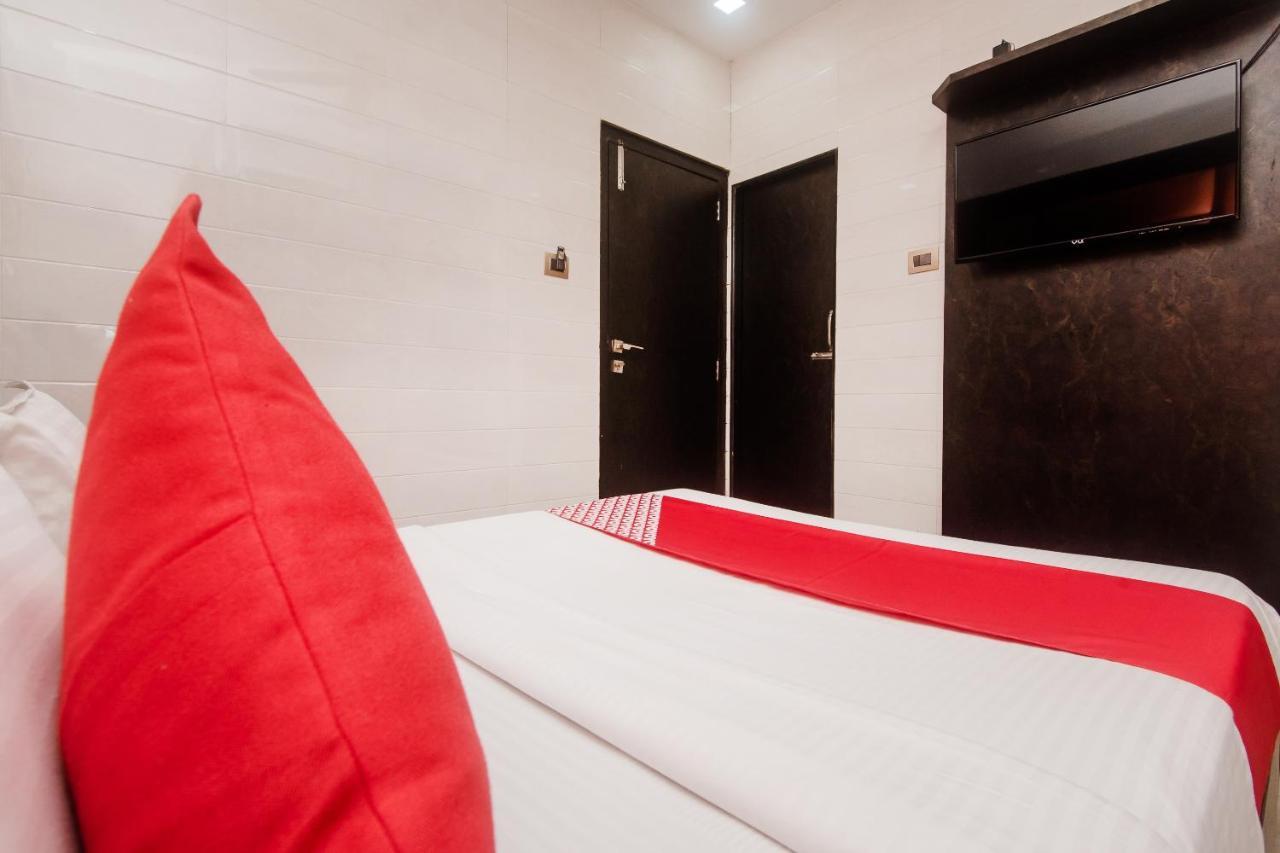 Vaccinated Staff - Oyo 22055 Dadar Residency Hotel