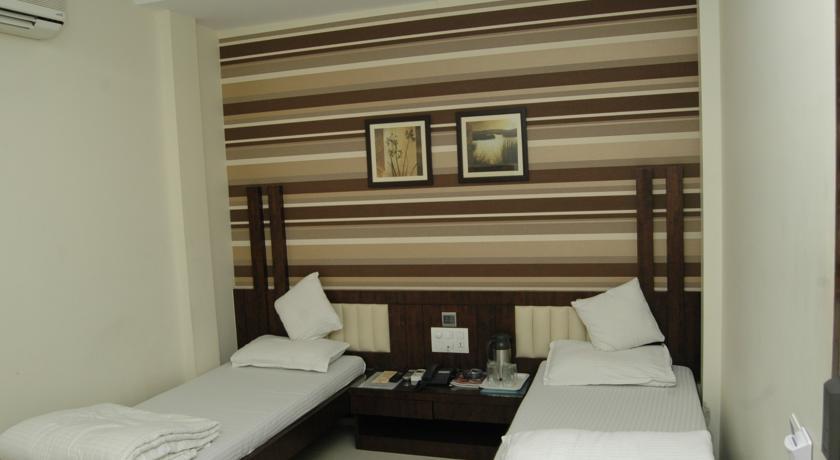 Causeway, Colaba Hotel