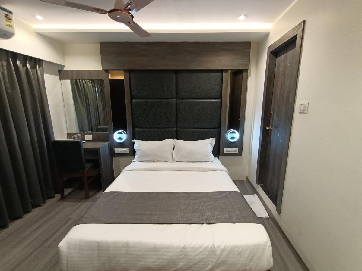 Hotel Classio Andheri - Near Dn Nagar Metro Station