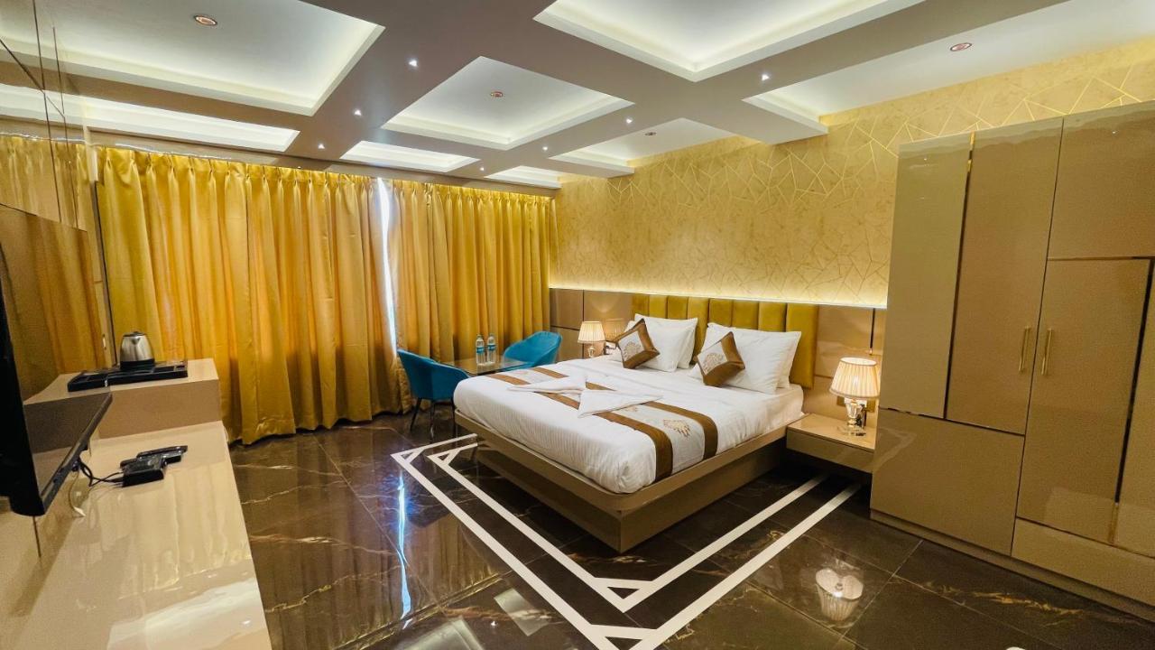 Home2 Renaissance Club Hotel