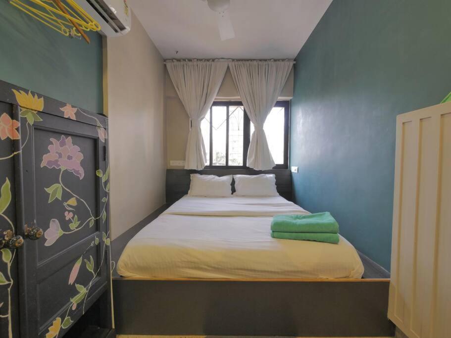 Queenie - Bandra West Apartment Mumbai