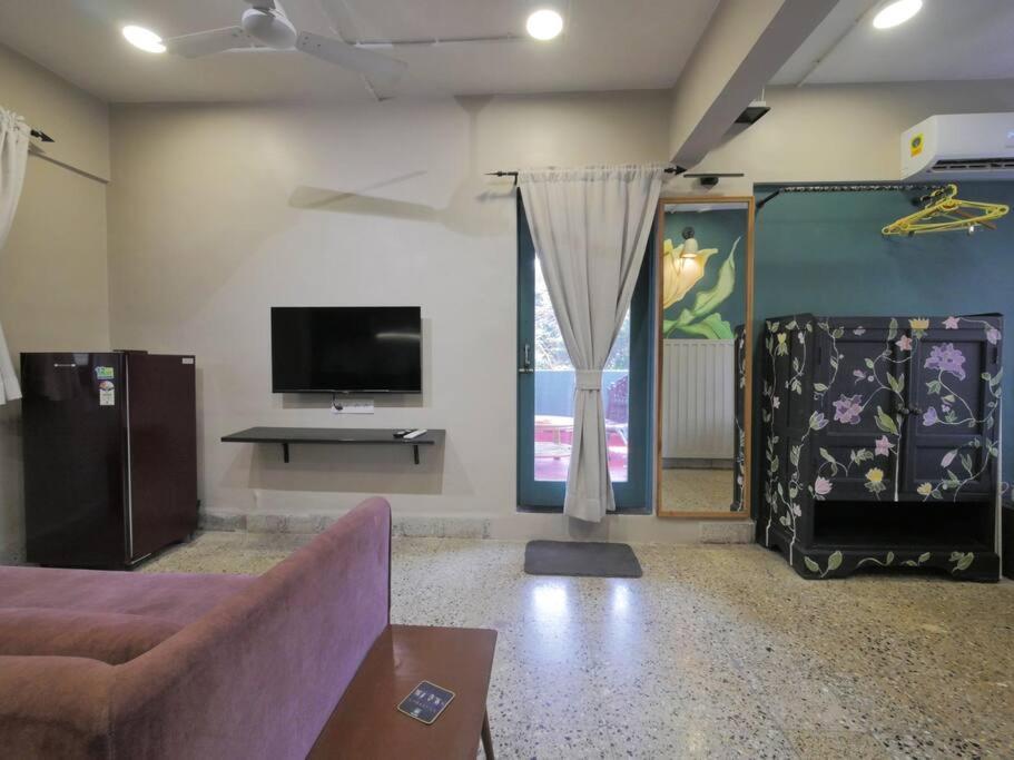 Queenie - Bandra West Apartment Mumbai