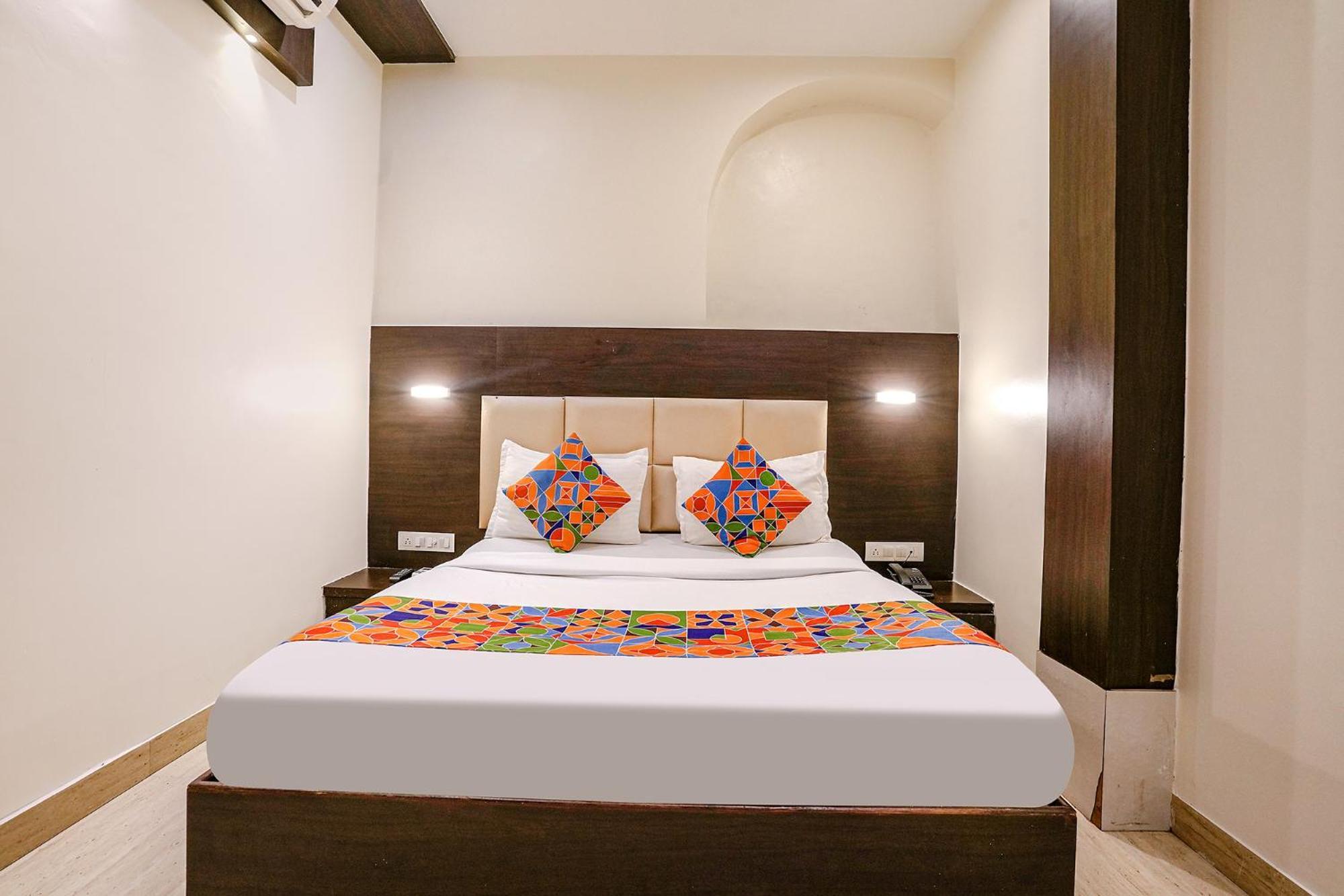 Hotel Fabexpress Abad - 700m From Gateway Of India Bombaim