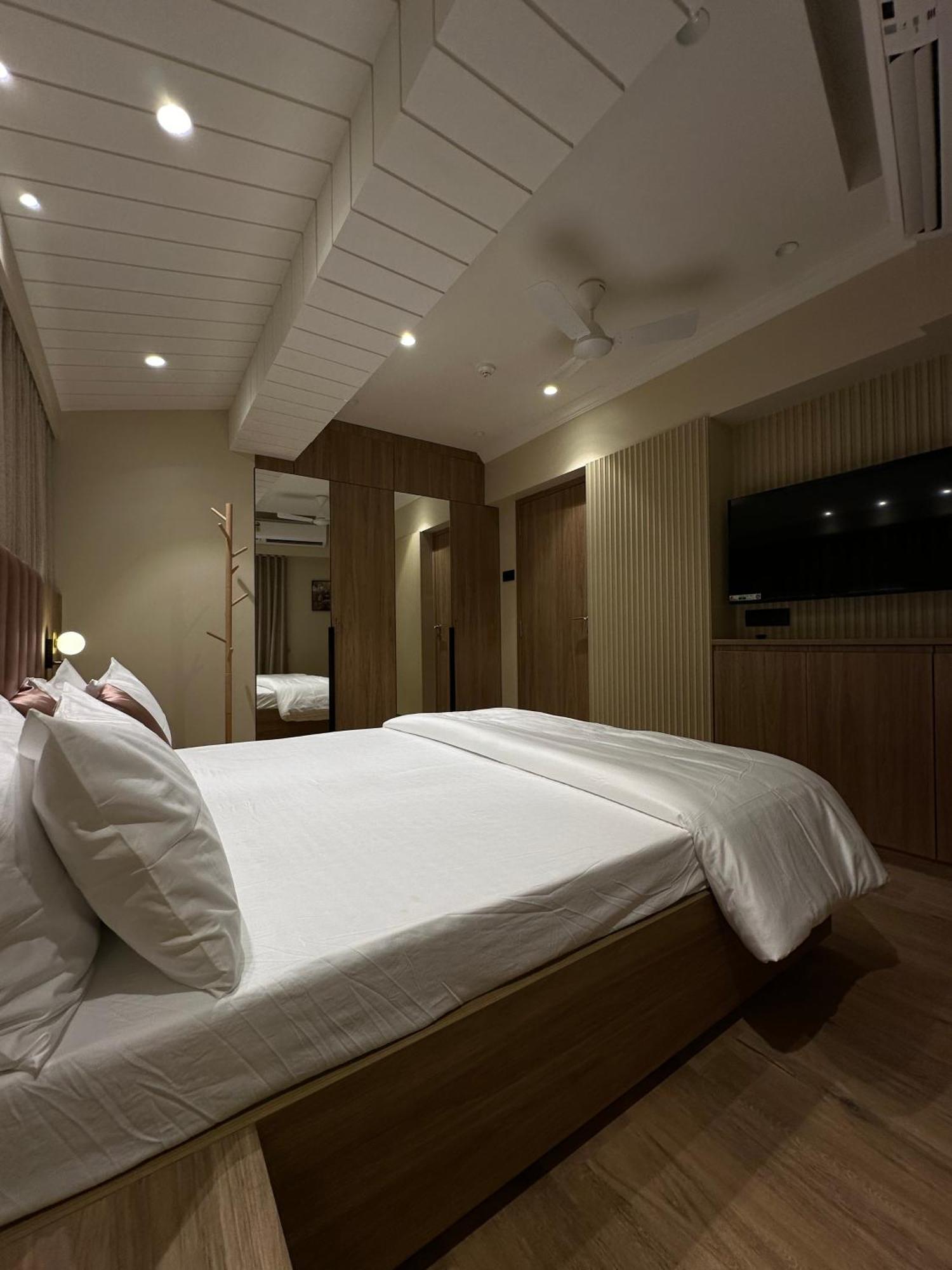 Rudraya Homes - Cozy Premium Serviced Khar - Next To Bandra Apartment *