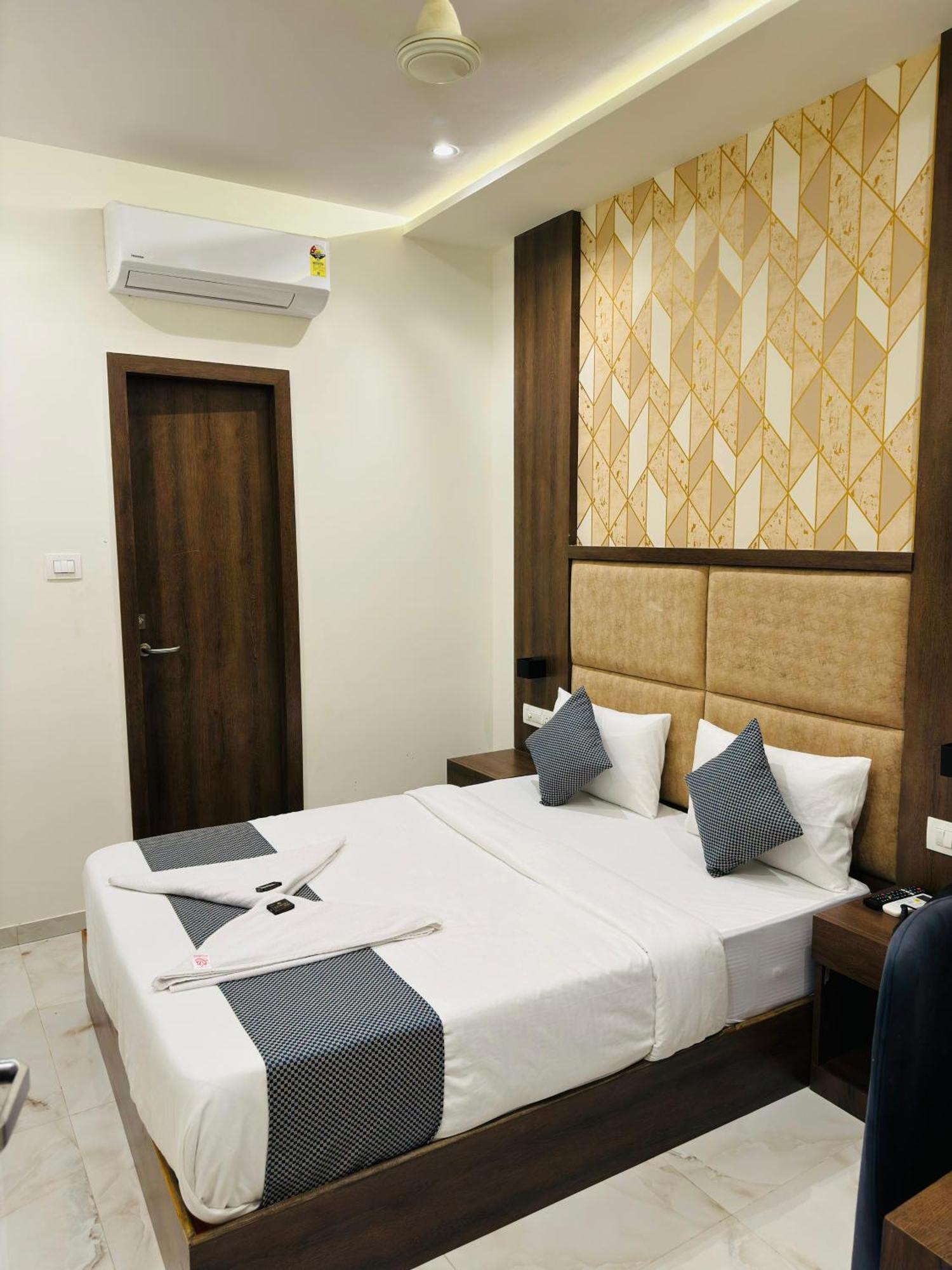 Hotel Amazing - Asalpha Metro Station Mumbai