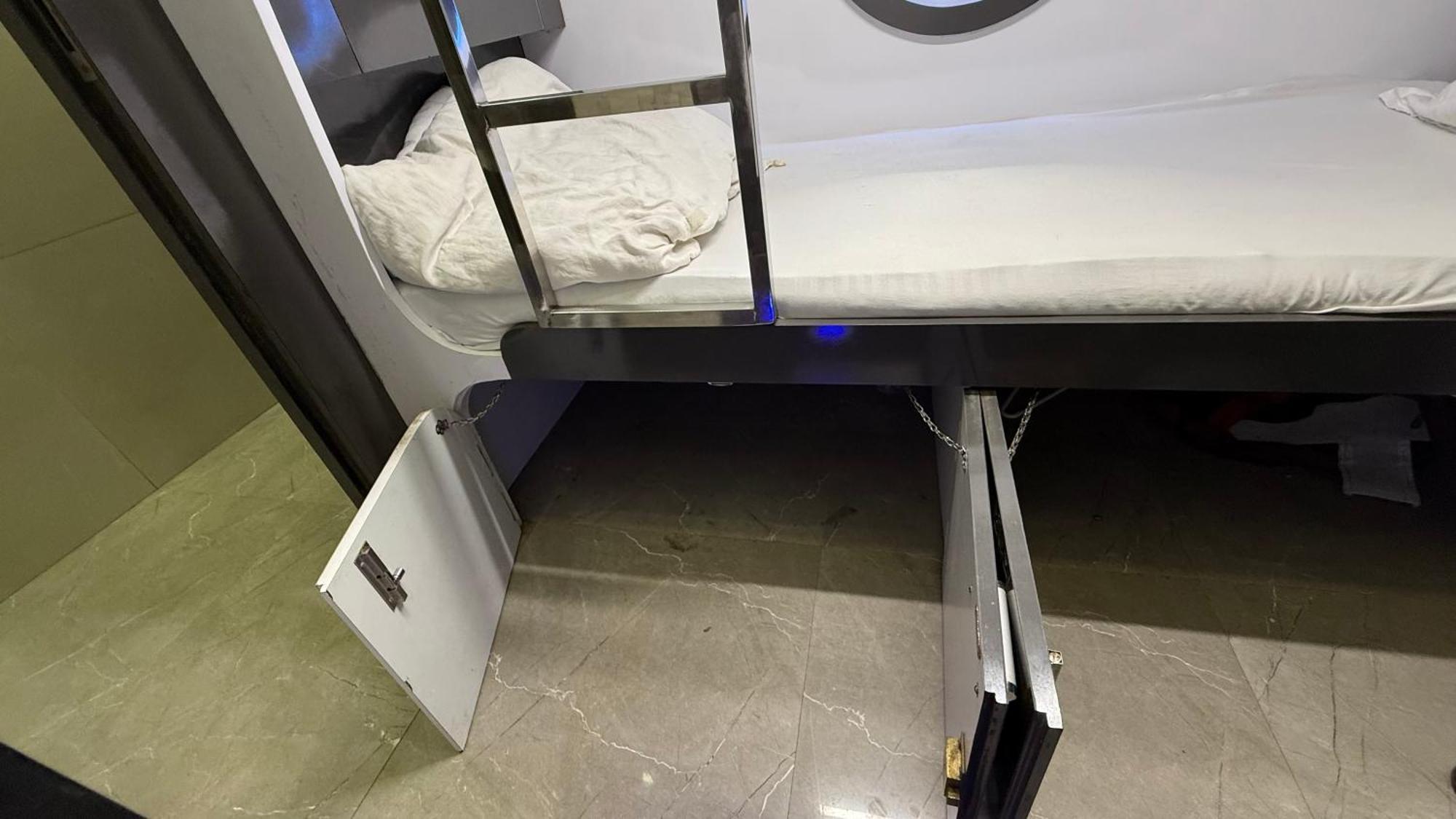 Capsule hotel Ocean T-2 Mumbai