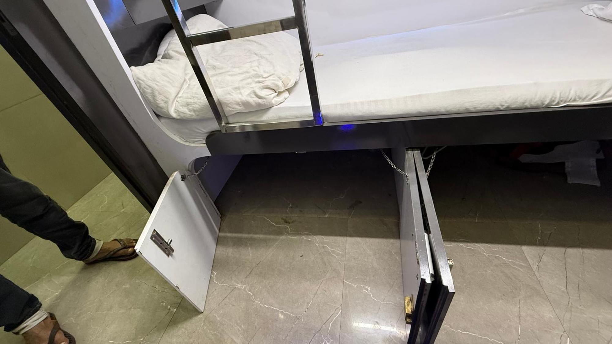 Ocean T-2 Capsule hotel *
