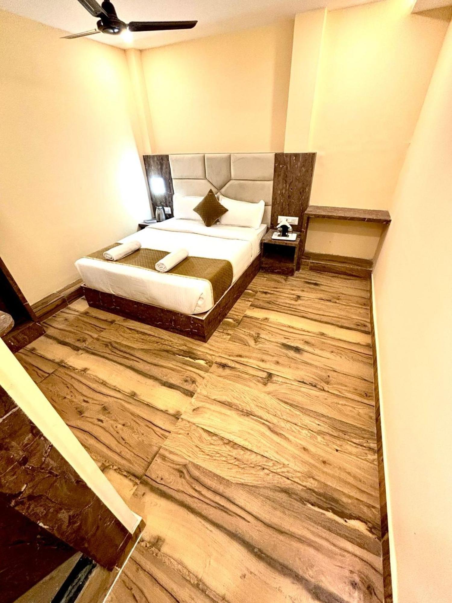 Crystal Goregaon West Link Road, Hotel Mumbai