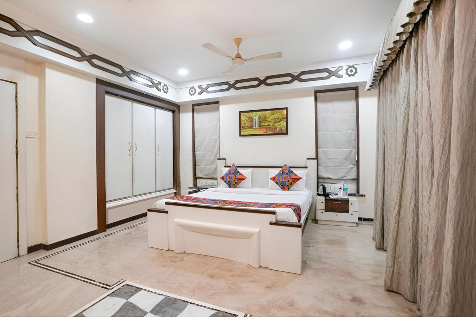 Retreats At Welcome Nr Andheri Apartment