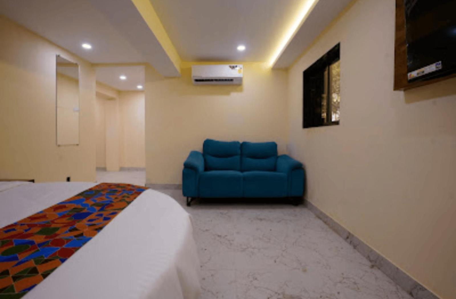 Crystal Goregaon West Link Road, Hotel Mumbai