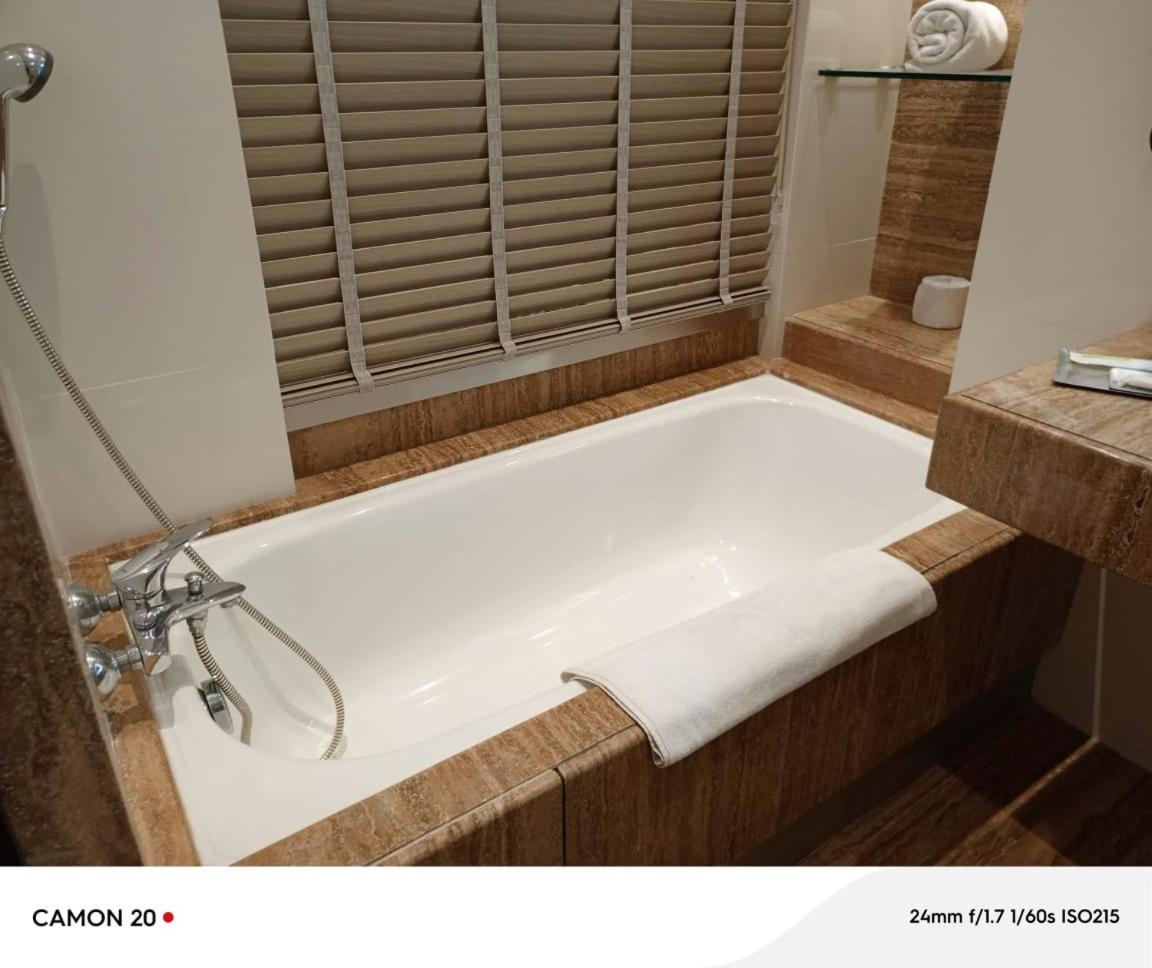 Mirage Hotel, International Airport 4*