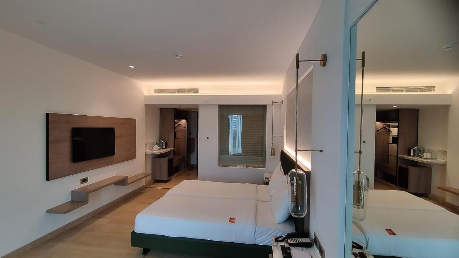 Mirage Hotel, International Airport Hotel