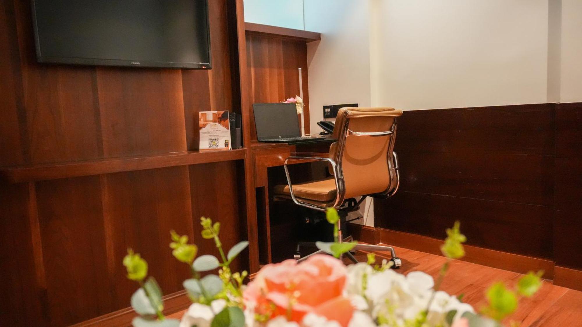 Hotel Club Emerald Mumbai