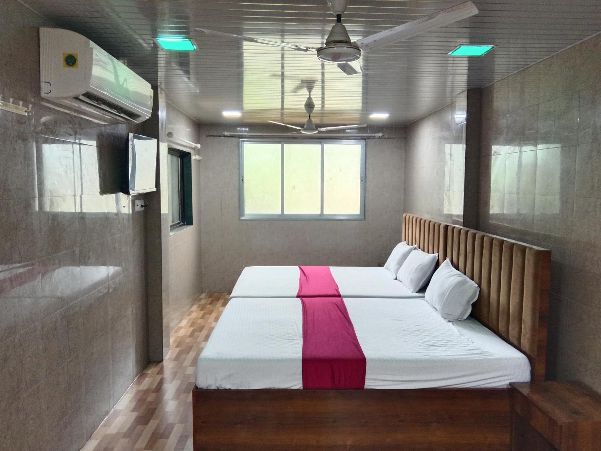 Hotel Golden Takshila Andheri East 3*