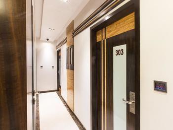 Causeway, Colaba Hotel