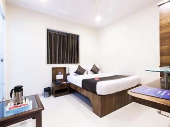 Causeway, Colaba Hotel