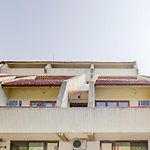 Oyo 66827 Island Club Resort