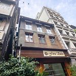 Oyo Preferred 75540 Hotel Flora Suites