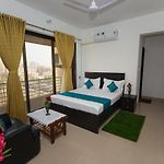 Aristo Serviced Apartment Near Kokilaben Dhirubai Ambani Hospital For Family Only