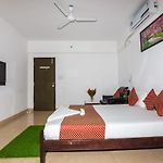 Aristo Serviced Apartment Near Kokilaben Dhirubai Ambani Hospital For Family Only