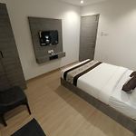 Hotel Beverly Palace Santacruz - Near Bkc - Near Mumbai Airport T1 - Unmarried Couples Not Allowed