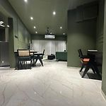Plush Bandra West - Luxury 2Bhk Apartment & Study